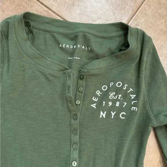 Aeropostale Green Fitted Button Down Shirt - Picture 2 of 4